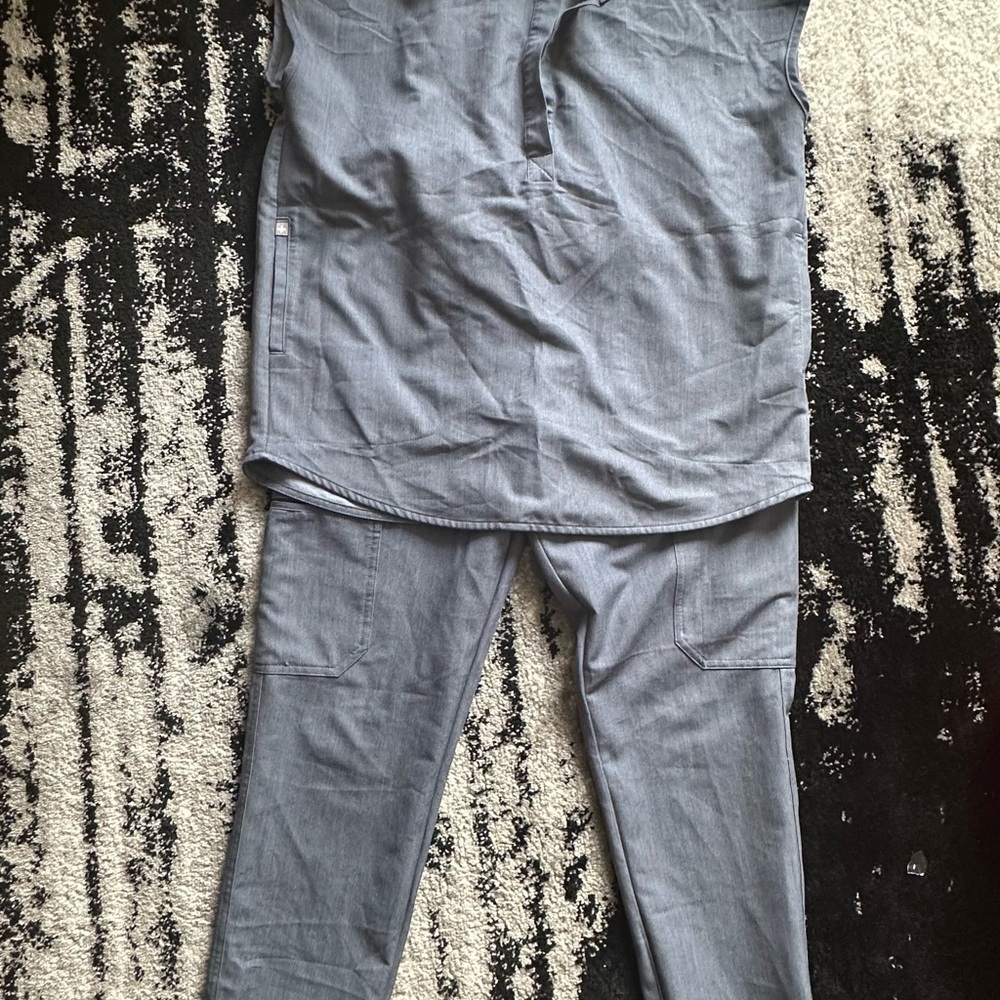 Figs Graphite scrub set